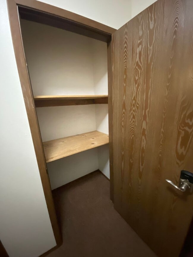 Building Photo - Spacious 2 Bedroom Condo in Eastridge! Carport Parking, Mountain View Balcony!