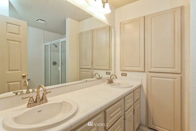 Building Photo - LOCATION, LOCATION, LOCATION wonderful 2 bedroom in the Carlyle.