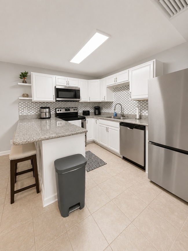 Building Photo - Spacious & Beautifully Updated Townhome in a Prime Location!