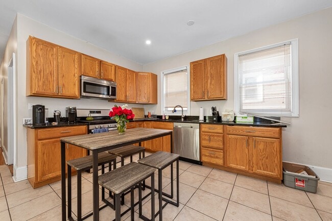 Building Photo - Nicely Priced 4-bed, 2-bath Mission Hill Apartment