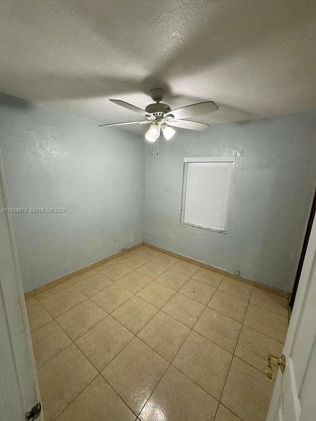 Building Photo - 825 E 9th Ln