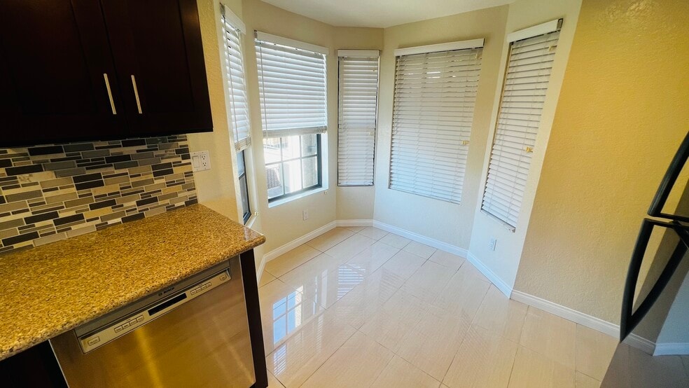 Kitchen - 336 N Louise St