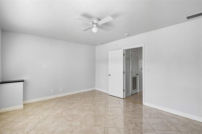 Building Photo - 2881 NE 32nd St