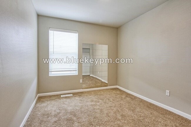 Building Photo - 4 Bed, 3 Bath Home Just off Ward Road and 4th Plain Blvd