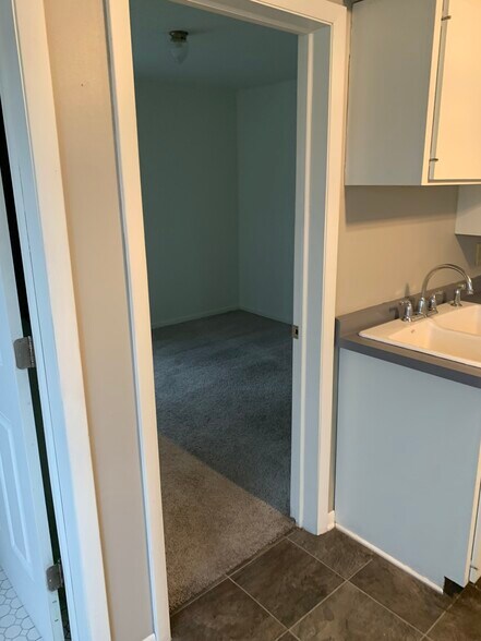 Building Photo - 413 Kekoskee St