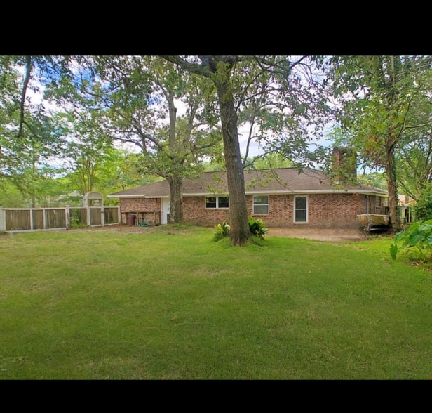 Building Photo - 1704 Pat Dr