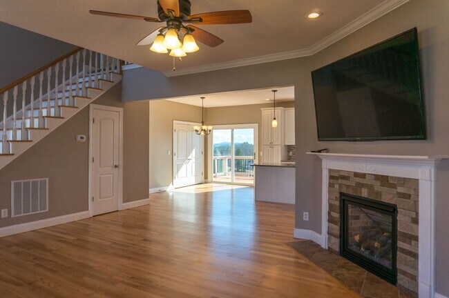 Building Photo - Spacious Home with Stunning Views