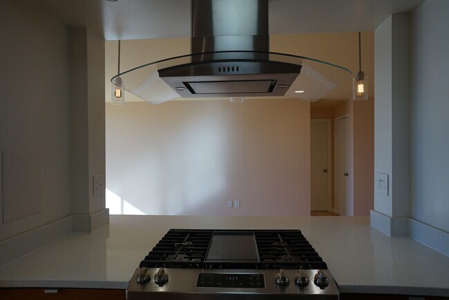 Well-lit and ventilated cooking/breakfast nook - 4520 King St