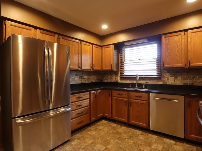Building Photo - NEW PRICE - GREAT HOME - Single Family Home in Germantown Hills with Pool 3 BR / 4BA