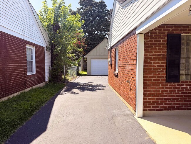 Building Photo - 217 Kewanna Dr