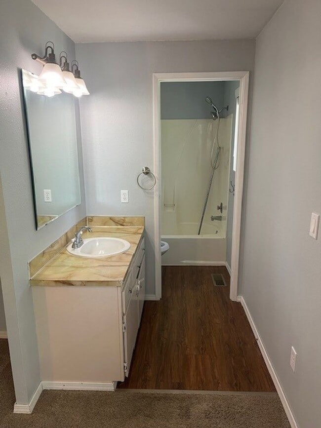 Building Photo - Beautifully Maintained 3 Bedroom 2 Bath Home with Garage and Fenced Yard! Pets Welcome!