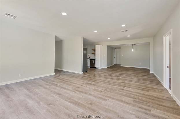 Building Photo - 722 Mary Lake Dr