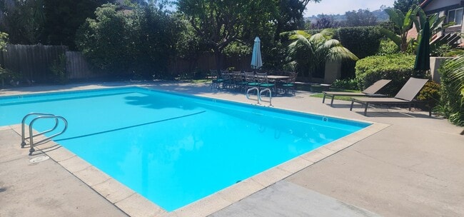 Building Photo - Modern & Fully Furnished Townhouse with Mo...