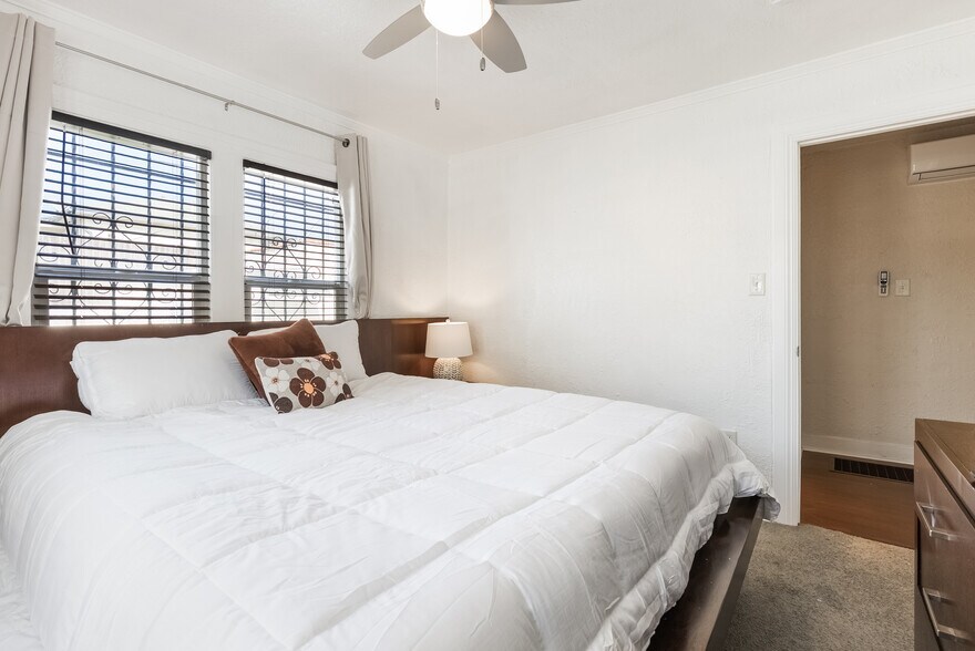 Building Photo - 2509 W 73rd St