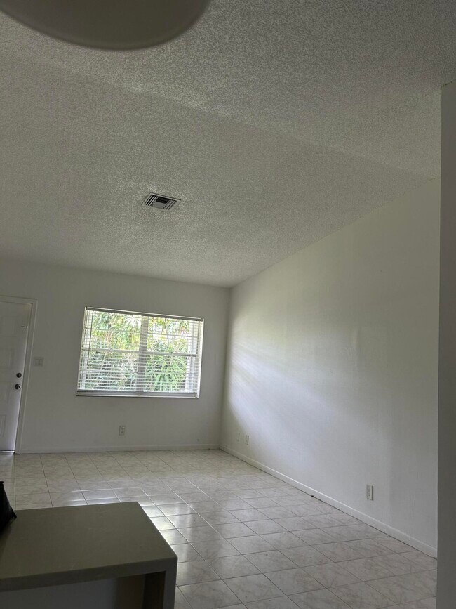 Building Photo - 6140 SW 41st Ct