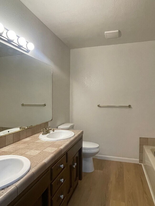 Building Photo - SPACIOUS 3 BED 2 BATH WITH A FAMILY ROOM A...