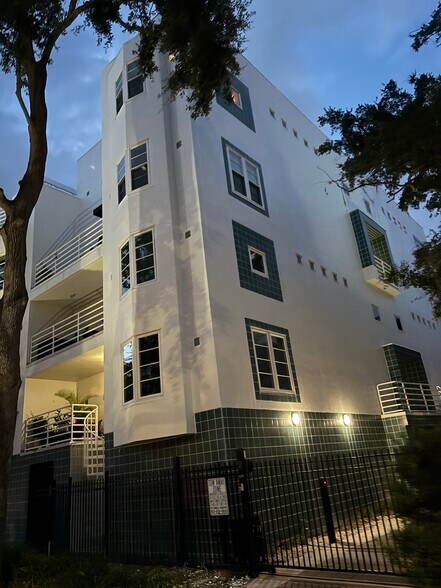 Building Photo - 4950 Bayshore Blvd