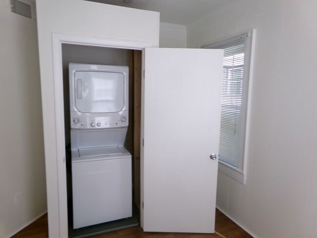 Building Photo - 1529 W First St