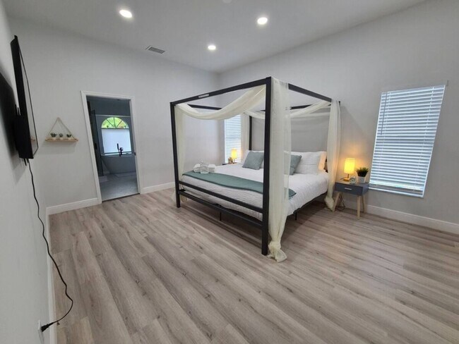 Building Photo - Chic Stylish Pool House newly renovated