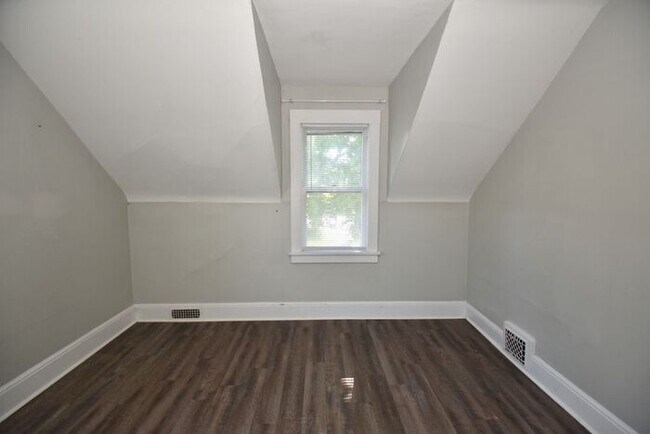 Building Photo - Near Downtown South Bend 3 bedroom home