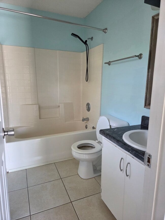 Building Photo - 3 Bedroom 2 bath fenced back yard in a quiet neighborhood!!