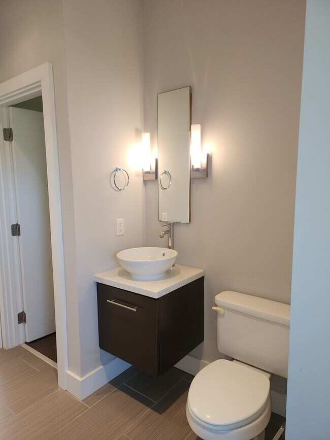 Building Photo - Contemporary Townhome East side of Downtow...