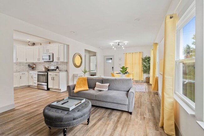 Building Photo - Beautiful renovated home!