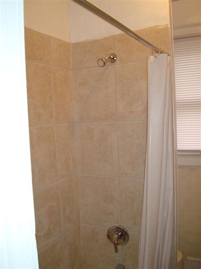 Building Photo - Charming Rental Property with Modern Upgrades and Convenient Location!