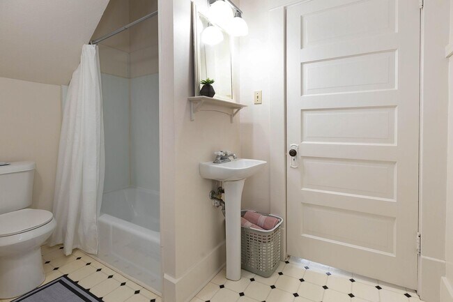 Building Photo - Charming Home - Close to Fort Riley