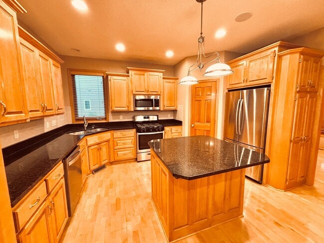 Building Photo - Huge 5 bed home located in Maple Grove!