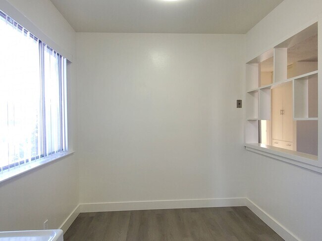 Building Photo - Deborah