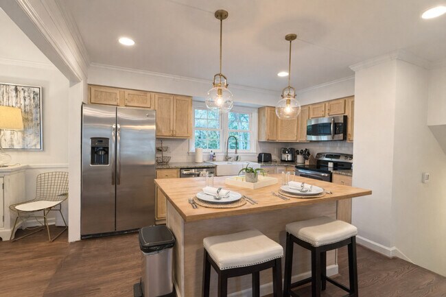 Building Photo - 7601 Bedfordshire Dr