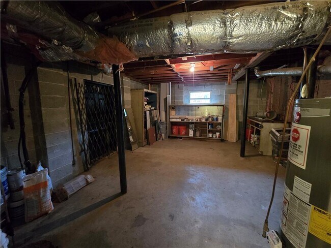 Building Photo - 2468 Dresden Dr NE