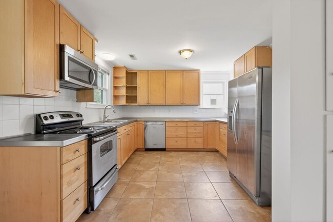 Building Photo - Multi-Generation West Meade Home