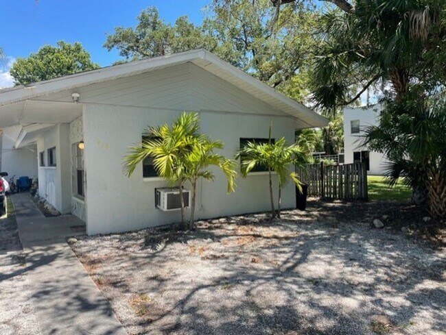 Primary Photo - 419 Pineapple St