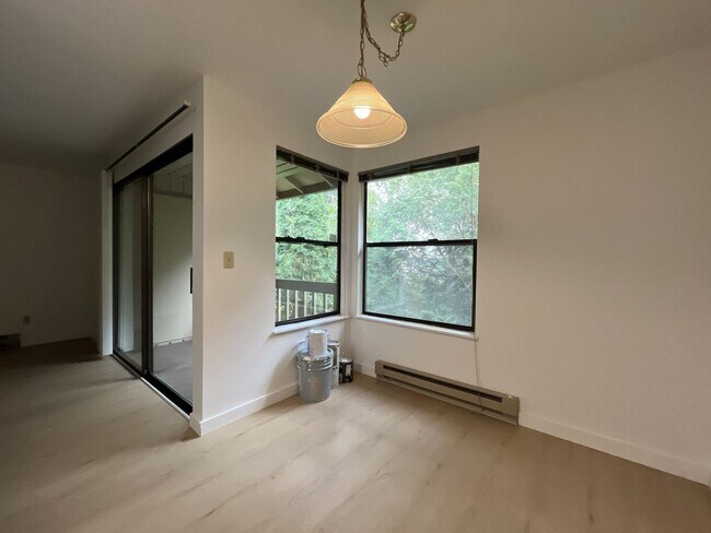 Building Photo - Beautiful Upper-Level Condo in the Heart of Multnomah Village with Private Covered Balcony and In...