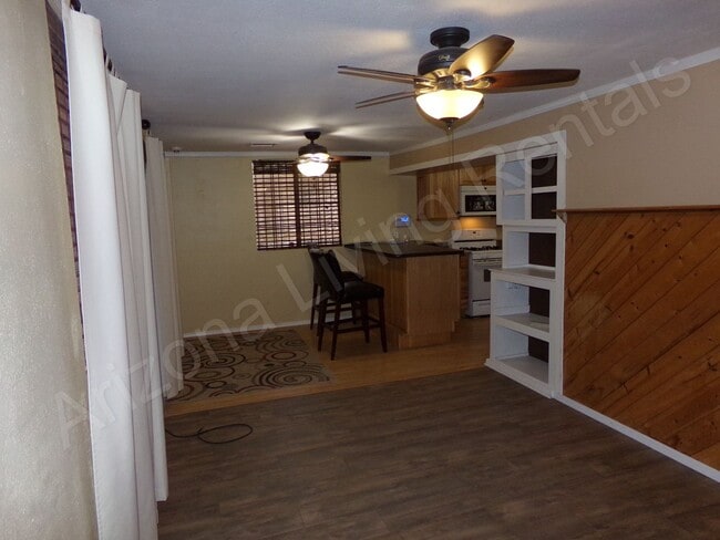 Building Photo - ADORABLE 2 BEDROOM 1 BATHROOM HOME