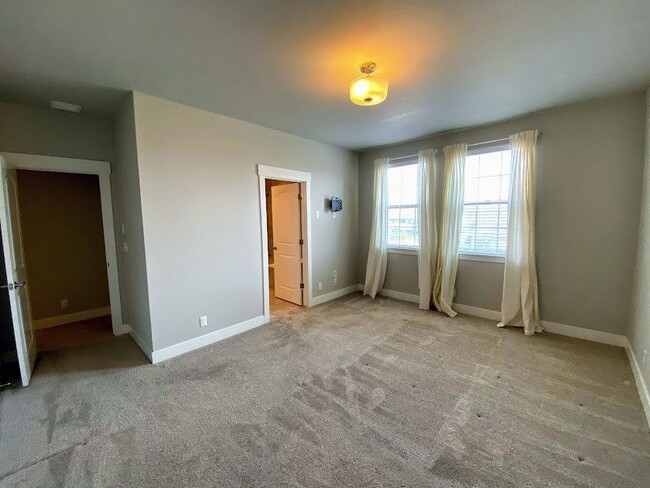 Building Photo - 5447 Valentia St