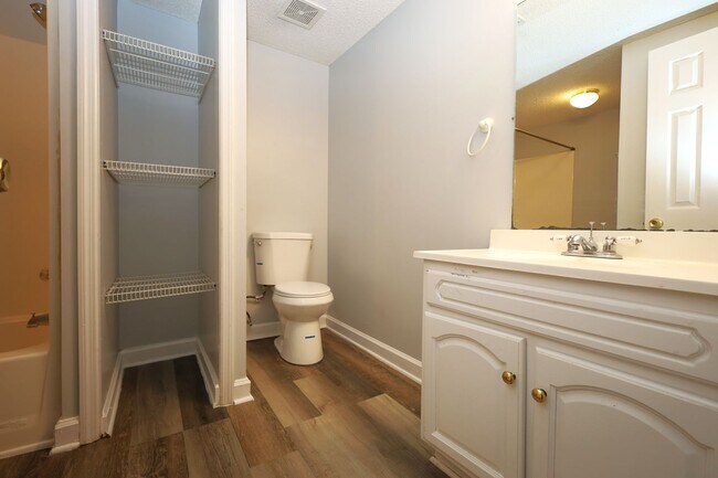Building Photo - 2948 Dogwood Cir