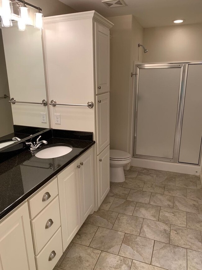 Building Photo - VERY NICE! 2/2/2