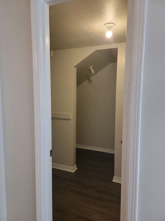 Building Photo - 4 Bedroom 2 bathroom