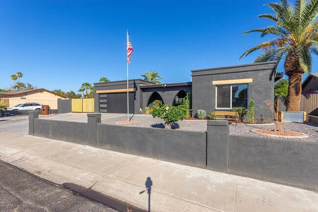 Building Photo - Stunning 4-bedroom home with pool