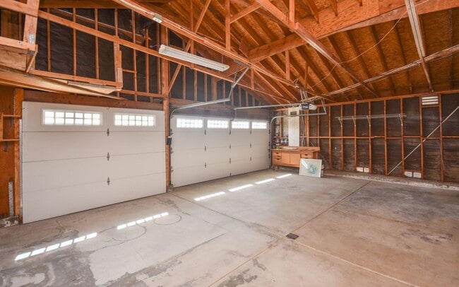 Building Photo - Single Story Spacious Home in Oceanside with a three car garage!