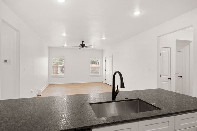 Building Photo - 8700 Cantera Dr