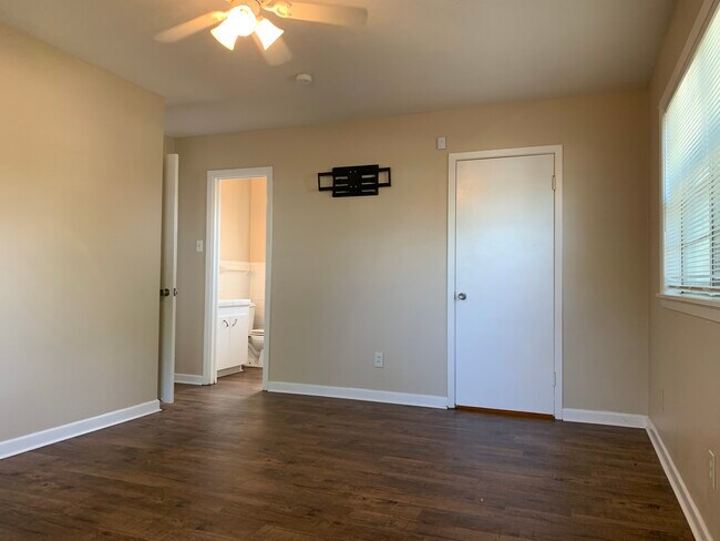 Building Photo - 701 Hybiscus Ln