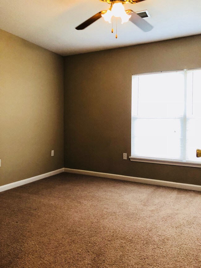Building Photo - 1613 Latourette Dr