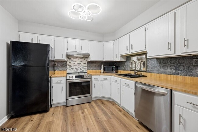 Building Photo - 74 Farm Rd