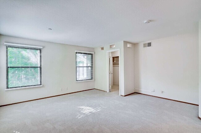 Building Photo - Large, Bright Sunnyvale Townhome near Border of Mountain View