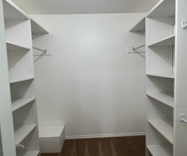 Building Photo - Charming 4 Bedroom in The Meadows