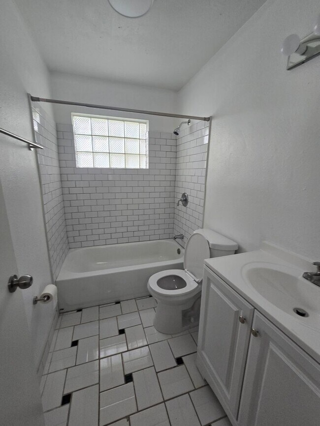 Building Photo - 1905 E Linda St